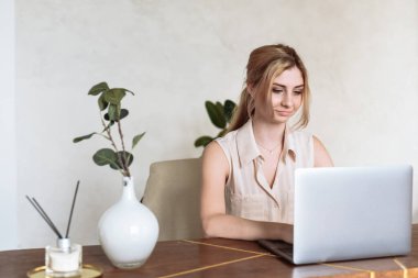 Bir kadın dizüstü bilgisayarda yazar, tırmanır ve sosyal ağlarda iletişim kurar. Genç bir kız uzaktan öğrenim görüyor..