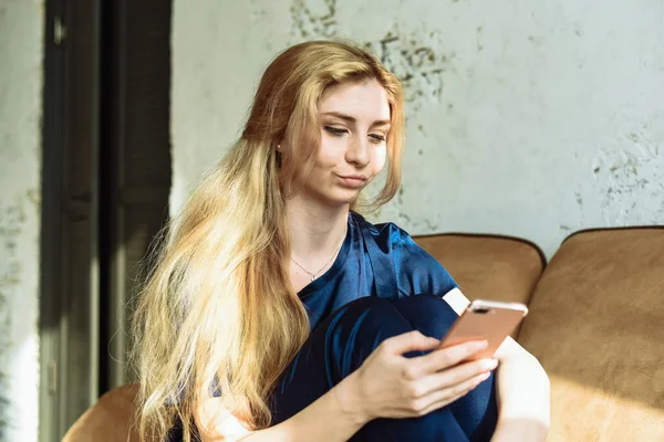 Социальные Сети Молодая Женщина Отправляет Сообщения Смартфоне Дома Удобно Сидит — стоковое фото