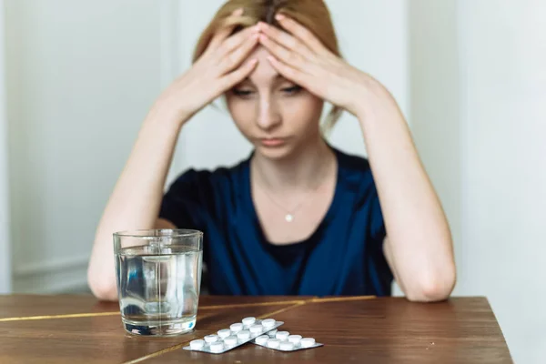 Mulher Miserável Sentindo Doente Gripe Com Febre Coriza Depressão Numa — Fotografia de Stock