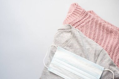 Bağış konsepti. Kıyafet ve yüz kalkanı..