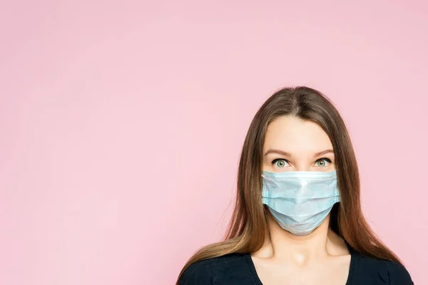 Jovem Assustada Uma Máscara Protetora Fundo Rosa Medo Horror Pandemia — Fotografia de Stock