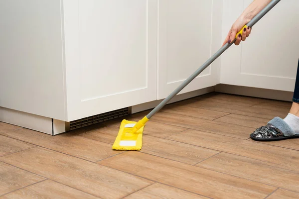 Uma Jovem Está Lavando Pisos Madeira Laminado Uma Cozinha Brilhante — Fotografia de Stock