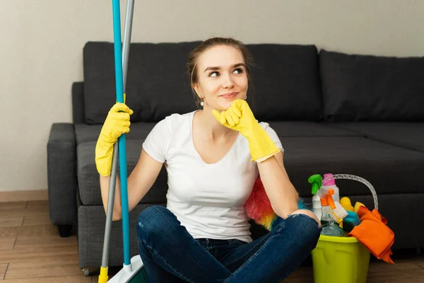 Una Chica Sostiene Una Fregona Mujer Está Lista Para Limpiar — Foto de Stock