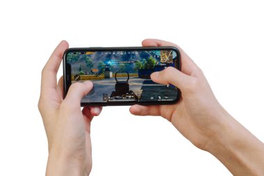 Samara Rusya - 04.05.2020: PUBG mobil oyunu sergilenen akıllı telefon Iphone 11 'i tutan eller, Resimli Editör.