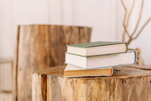 Buch Auf Einem Nachttisch Aus Holz — Stockfoto