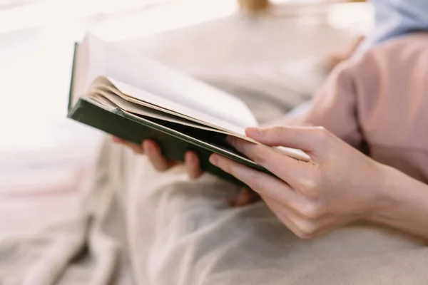 Kadın Eli Bir Kitap Tutuyor Okuma Konsepti Parlak Mekan Kapat — Stok fotoğraf