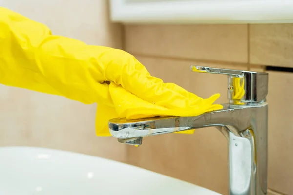 Κάποιος Πλένει Νεροχύτη Κίτρινα Γάντια Κάποιος Καθαρίζει Μπάνιο Απορρυπαντικά — Φωτογραφία Αρχείου