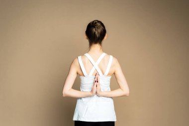 Güzel bir genç kız Parshvottanasana pozunda meditasyon yapıyor. Marichiasana. Düşünmek ve dua etmek.
