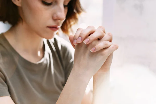 Linda Chica Hermosa Dobló Sus Manos Oración Una Mujer Pide — Foto de Stock