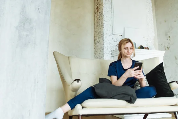 Ελκυστική Γυναίκα Που Χρησιμοποιεί Smartphone Ενώ Κάθεται Στον Καναπέ Στο — Φωτογραφία Αρχείου