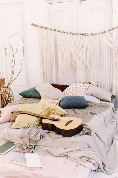 Guitarra Livros Deitados Cama Boho Estilo Casa Interior — Fotografia de Stock