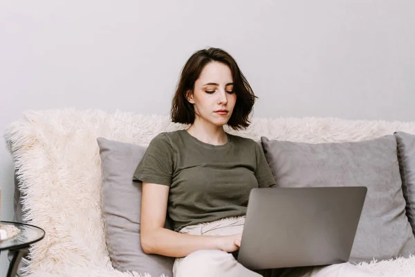 Aproveitar Tempo Casa Bela Jovem Sorrindo Mulher Trabalhando Laptop Sentado — Fotografia de Stock