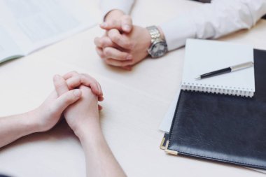 El, bir masada iki adam. Pazarlık işi. İki işadamı arasındaki iletişim ve görüşmeler