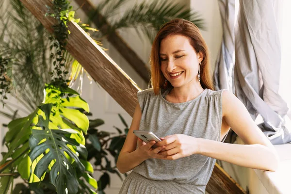 Счастливая Молодая Женщина Пользуется Мобильным Телефоном Дома Ноутбуком — стоковое фото