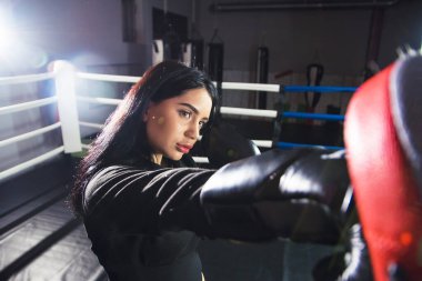 Güzel kız boksör rakibiyle yerde duruyor. Boks ringinde dövüş..