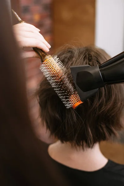 Fryzjer Robi Stylizację Krótkie Włosy Suszarką Włosów Okrągłe Włosie Kobieta — Zdjęcie stockowe