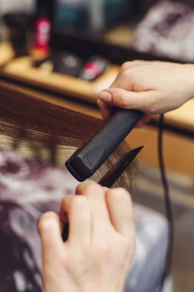 Peluquera Tira Endereza Cabello Una Morena Salón Belleza Con Peine — Foto de Stock