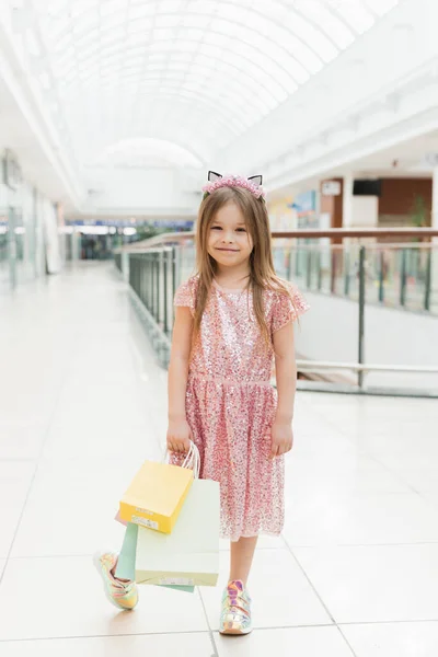 Niño Sosteniendo Bolsas Compras Niña Vestida Rosa Mirando Por Escaparate — Foto de Stock