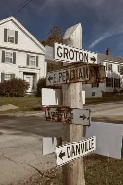 Küçük New England kasabası Peacham, Vermont 'taki tahta levha direklerini gösteriyor.