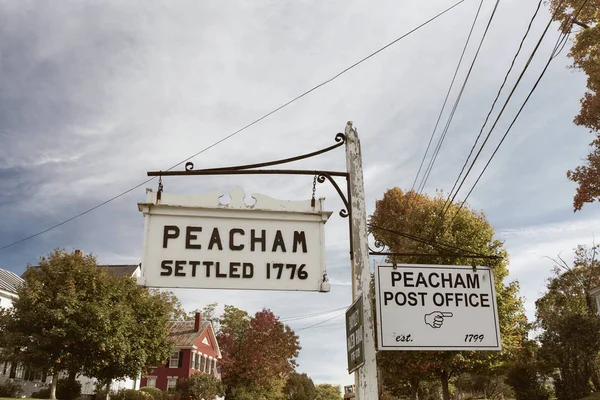 Küçük New England kasabası Peacham, Vermont 'taki tahta levha direklerini gösteriyor.