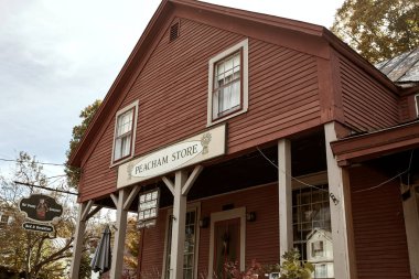 Peacham, Vermont - 29 Eylül 2019: Peacham Store 'un dışı Küçük New England kasabası Peacham, Vermont' ta serin bir sonbahar günü