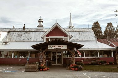 Waterbury, Vermont - 29 Eylül 2019: Waterbury, Vermont 'taki ünlü elma şarabı ve elma şarabı için Cold Hollow Elması' nı ziyaret edin.  