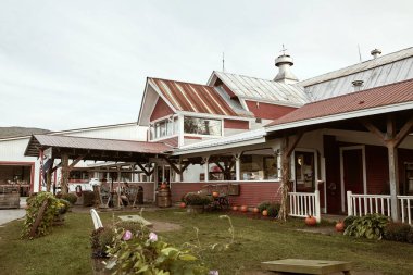 Waterbury, Vermont - 29 Eylül 2019: Waterbury, Vermont 'taki ünlü elma şarabı ve elma şarabı için Cold Hollow Elması' nı ziyaret edin.  