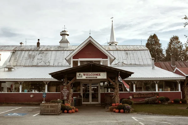 Waterbury, Vermont - 29 Eylül 2019: Waterbury, Vermont 'taki ünlü elma şarabı ve elma şarabı için Cold Hollow Elması' nı ziyaret edin.  