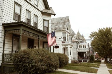 Tarihi şehir Burlington, Vermont 'ta güz gününde beyaz ahşap evler olan bir yerleşim yeri. Vermont, Usa