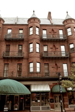 Burlington, Vermont - 29 Eylül 2019: Burlington, Vermont 'taki yaya alışveriş merkezindeki Richardson Place binası. 