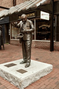 Burlington, Vermont - 29 Eylül 2019: Burlington, Vermont 'taki kilisenin pazar yerinde Chris Sharp' ın Big Joe Burrell heykeli. 