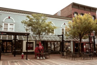 Burlington, Vermont - 29 Eylül 2019: Burlington, Vermont 'taki yaya alışveriş merkezi Church Street Marketplace yakınlarındaki ticari mağazalar ve restoranlar. 