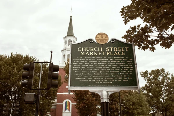 Burlington, Vermont - 29 Eylül 2019: Uzak mesafede Birinci Üniteryen Evrensel Toplum Kilisesi ile Church Street Marketplace 'in girişindeki tarihi işaret. 