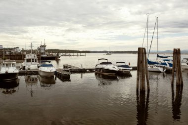 Burlington 'da bir sonbahar günü Champlain Gölü rıhtımında demirlemiş tekne ve yatlar. Vermont, Usa