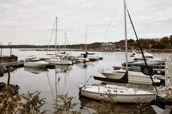 ボートやヨットは バーリントンの秋の日にシャンプレーン湖のウォーターフロントのマリーナに係留されました アメリカのバーモント州 — ストック写真