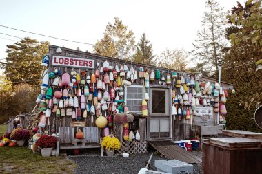 Bar Harbor Maine - 28 Eylül 2019: Istakoz şamandıraları ve deniz dekoru, güneş doğarken Bar Harbor 'da yerel bir ıstakoz barınağında..  
