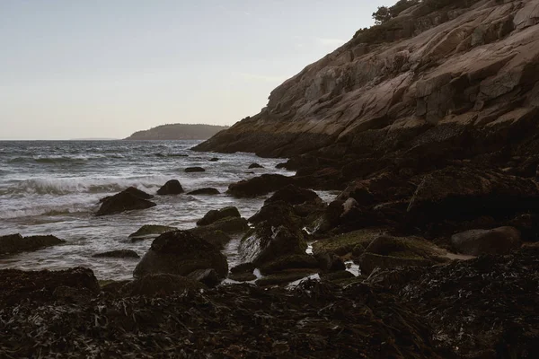 Ηλιοβασίλεμα Πάνω Από Απόκρημνες Ακτές Της Παραλίας Της Άμμου Μια — Φωτογραφία Αρχείου