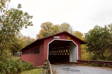 Burt Henry soğuk bir sonbahar günü Vermont, Bennington 'da köprüyü kapladı.