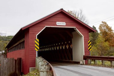 Papermill Village Köprüsü New England 'ın Bennington, Vermont kasabasında soğuk bir sonbahar günü