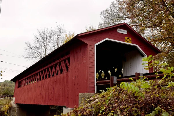 Pek Yolu Vermont Bennington Soğuk Bir Sonbahar Köprüsü Üzerindeydi — Stok fotoğraf