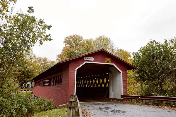 Burt Henry soğuk bir sonbahar günü Vermont, Bennington 'da köprüyü kapladı.