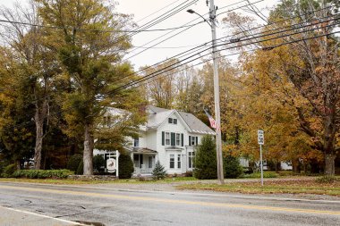 Dorset, Vermont - 1 Ekim 2019: New England 'ın Dorset kasabasında soğuk bir sonbahar günü yeşilliklerle çevrili yatak ve kahvaltı.