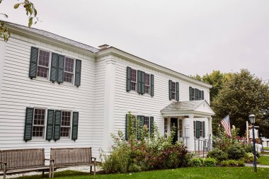 Dorset, Vermont - 1 Ekim 2019: New England 'ın Dorset kasabasında soğuk bir sonbahar günü tarihi Dorset Kütüphanesi.