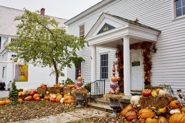 Dorset, Vermont - 1 Ekim 2019: Mevsimlik balkabakları ve sonbahar süslemeleri ile dekore edilmiş 3 Armut Galerisi.