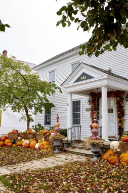 Dorset, Vermont - 1 Ekim 2019: Mevsimlik balkabakları ve sonbahar süslemeleri ile dekore edilmiş 3 Armut Galerisi.
