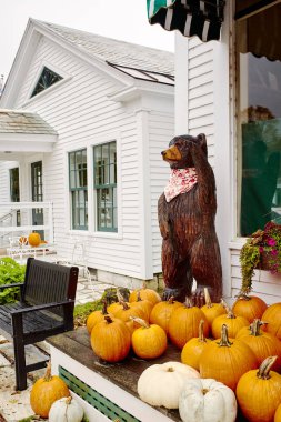 Dorset, Vermont - 1 Ekim 2019 Dorset Union Mağazası mevsimlik sonbahar balkabakları ve oyulmuş ahşap bir ayıyla süslenmiş.