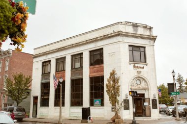 Bennington, Vermont - 1 Ekim 2019: Tarihi New England şehri Bennington 'da soğuk bir sonbahar gününde küçük dükkanlar ve restoranlar. 