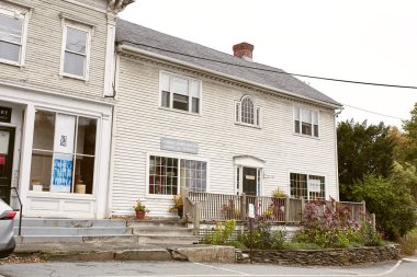 Quechee, Vermont - 30 Eylül 2019: New England 'ın Quechee kasabasındaki dükkanlar ve restoranlar serin, güz günü.  