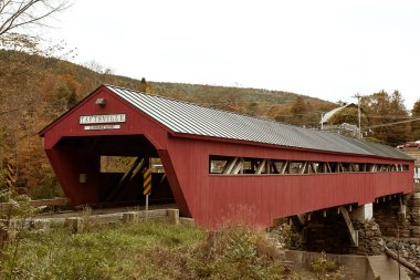 Tarihsel Taftsville Kapalı Köprüsü Woodstock, Vermont 'ta sonbahar yapraklarıyla çevrili. Vermont, Usa