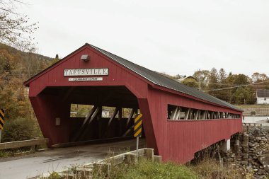 Tarihsel Taftsville Kapalı Köprüsü Woodstock, Vermont 'ta sonbahar yapraklarıyla çevrili. Vermont, Usa